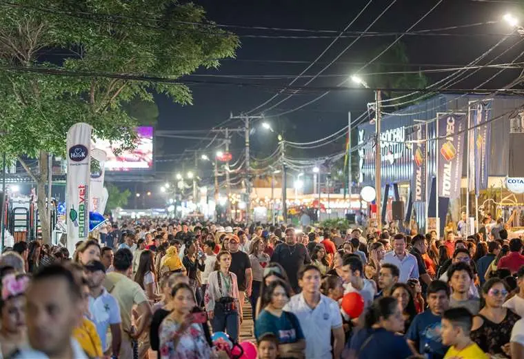 el-sbado-en-la-noche-miles-de-personas-visitaron-la-feria-intern_1837178733_760x520