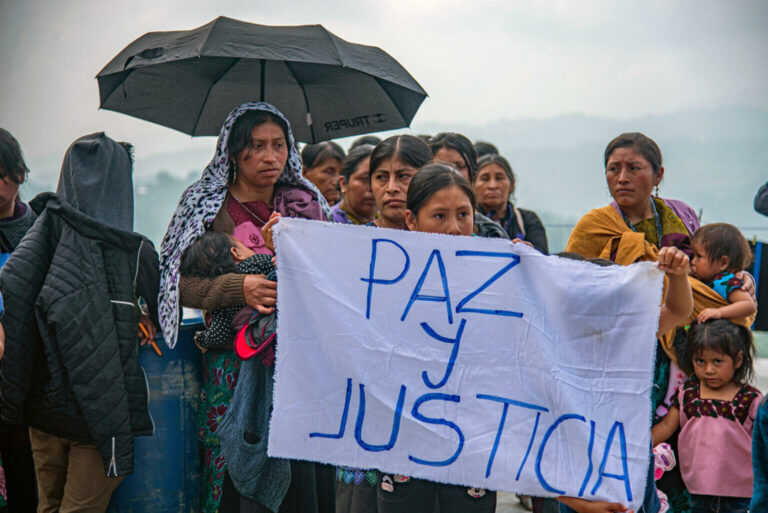 Indígenas desplazados por la violencia protestan en la frontera sur de México